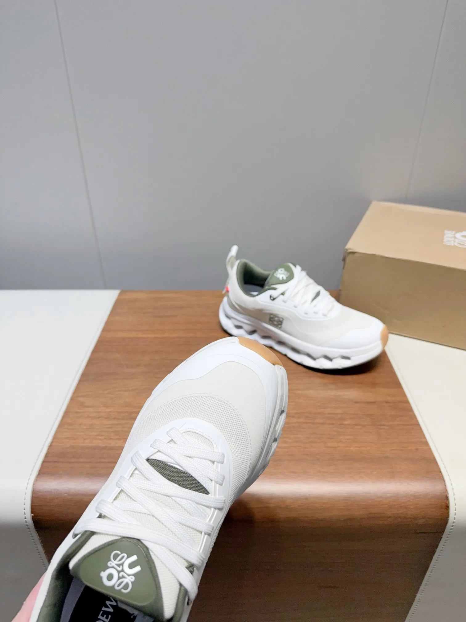 👟👟Ex-factory price 640👟👟 Lowe✅Loewe x on cioudtilt2.0 running shoes for couples Lowewe x on New cooperation series of running shoes The brand and the Swiss high-performance sports brand on jointly create this series of works specially designed for urban and outdoor life, fully demonstrating the technological quality of sustainable concepts. This cooperation combines ON's professional technology with Loewe's exquisite craftsmanship, and uses it in the production and design, specially designed for urban life and outdoor sports. Every color is awesome and super comfortable on the feet. ✔The upper is made of recycled polyester fiber and mesh fabric. ✔Using an exclusive rubber sole, the classic Loewe logo is printed on the side of the shoe and decorated with full-coverage seam details. Size: Women's 35-45 (40 women's 45 men's custom-made, non-refundable)